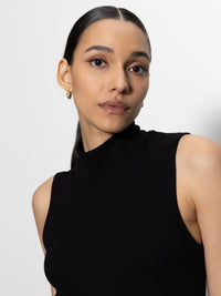 ESSENTIAL SLVLESS MOCK NECK