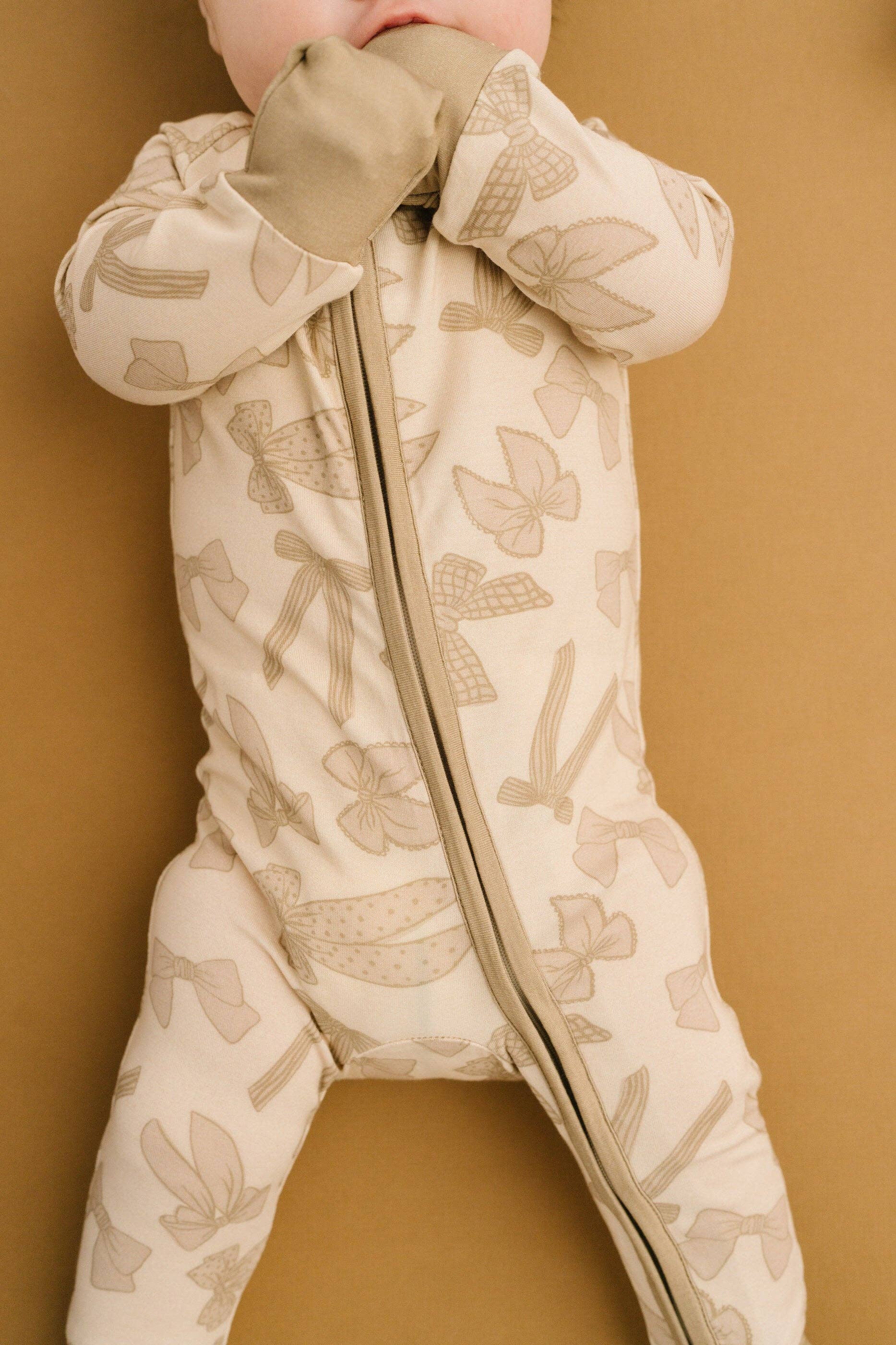 Baby Bamboo sleeper - Neutral Bows