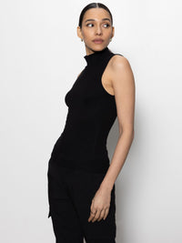 ESSENTIAL SLVLESS MOCK NECK